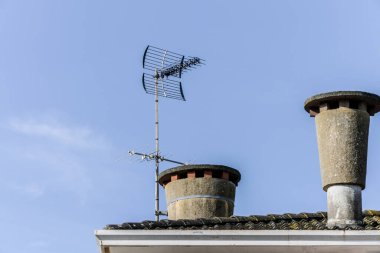 Katı yakıt olarak iki büyük şömine ve modası geçmiş eski ekipman ve teknoloji konsepti olarak antika eski bir anten döşenmiş.