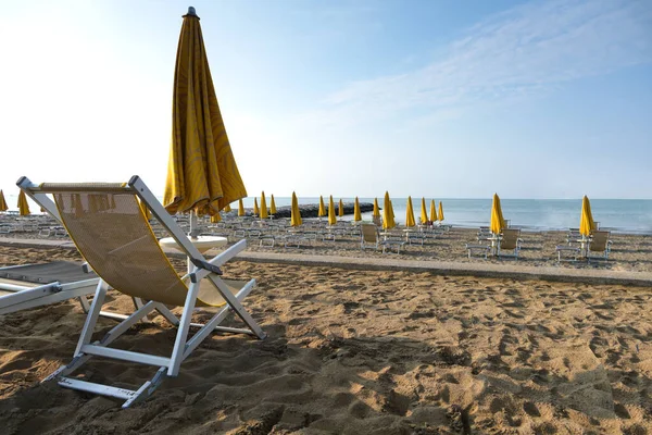 Leerer Strand Morgenstimmung Keine Menschen Sandstrand Liegestuhl Meer Sonnenschirm Gegen — Stockfoto