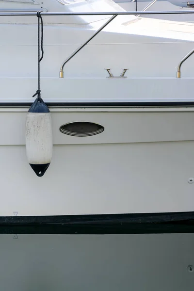 Partiell Närbild Vit Lyx Fritid Motorbåt Yacht Med Verthole Fönster — Stockfoto