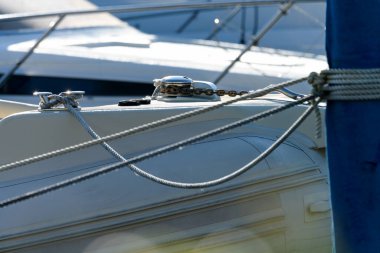 Limanda demirli beyaz lüks motorlu tekne güvenlik güvenilirliği ve sigortası konsepti olarak çelik zincir ile korunuyor.