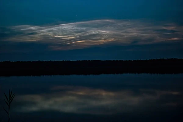 Nuvens Noturnas Nuvens Brilhantes Noite Reflexo Água Lago — Fotografia de Stock