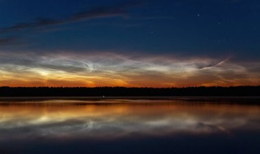 Gölün üzerinde güzel bir gün batımı. Noctilucent bulutları