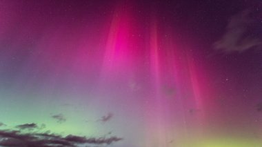 Güzel renkli gökyüzü, kuzey ışıklarının renkleri, aurora
