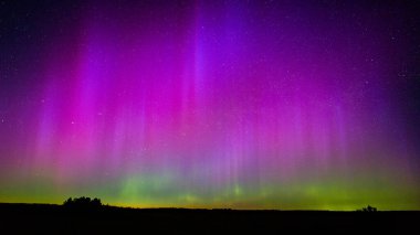 Güzel renkli gökyüzü, kuzey ışıklarının renkleri, aurora