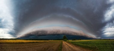 Süper raf, eklem fırtınası yazın tarlaların üzerinde.