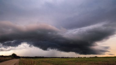 Sahada fırtına bulutları, aşırı hava, tehlikeli fırtına.