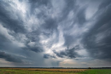 Gökyüzündeki fırtına bulutları, ufuktaki yağmur, yaz mevsimi