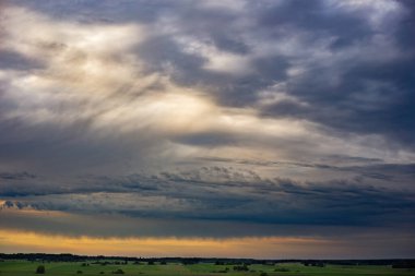 Doğanın güzel bir manzarası, dağdan vadiye gün batımının bulutlu bir parçasıyla.