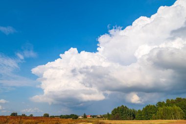 Mavi gökyüzü ve büyük bulut ile güzel manzara, sonbahar tarlaları