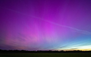 Kuzey ışıkları Aurora Borealis, sabah gün doğumunda. Doğu gökyüzü, manyetik fırtına G5