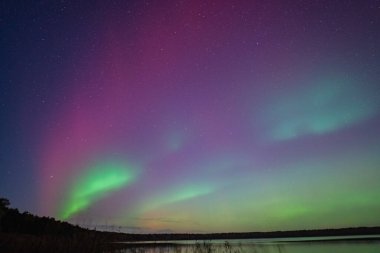 Kuzey Işıkları Aurora Borealis. Göl için gece gökyüzü, manyetik fırtına G4 