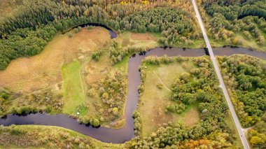 Merkys nehrinin dik kıvrımları ve döngüleri, yukarıdan, Merkine bölgesi, Litvanya. Dzukija Milli Parkı.