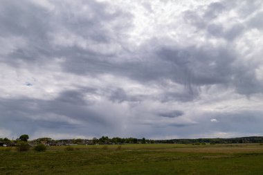 Yağmur bulutları tarlanın üzerinde, küçük bir Virga bulutuyla