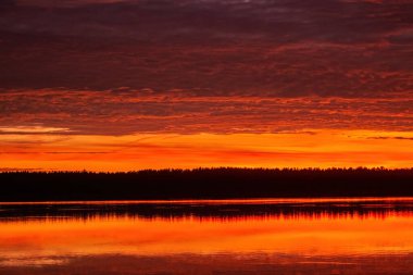 Gün batımından sonra bulutlarla dolu güzel bir arka plan. Kırmızı sarı gökyüzü.
