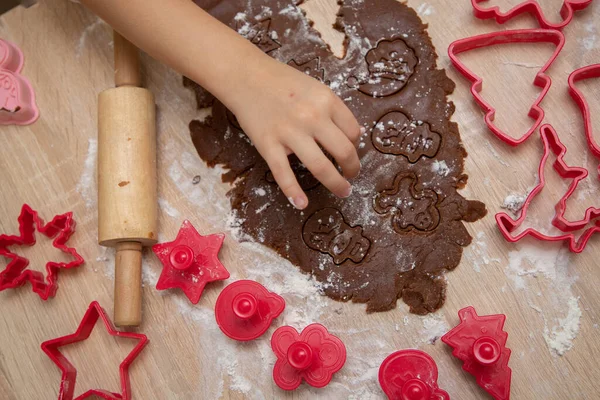 Çocuklar el yapımı zencefilli kurabiye hamuru ve kurabiye kalıbından Noel kartı ve takvim kavramından Noel kurabiyesi yapıyorlar. Yüksek kalite fotoğraf