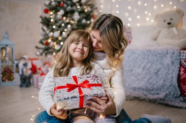 Aile Noel arifesi anne ve mutlu kız hediyeleri açıyor. Kızlar Noel 'i kutular dolusu hediyeler ve Noel süsleri arasında karşılar..