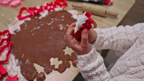 Criança Fazendo Biscoitos Natal Massa Pão Gengibre Cortadores Biscoitos Foto — Vídeo de Stock