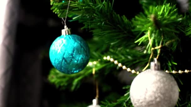 Evdeki Bir Noel Ağacının Dalında Dönen Mavi Bir Noel Oyuncağı — Stok video