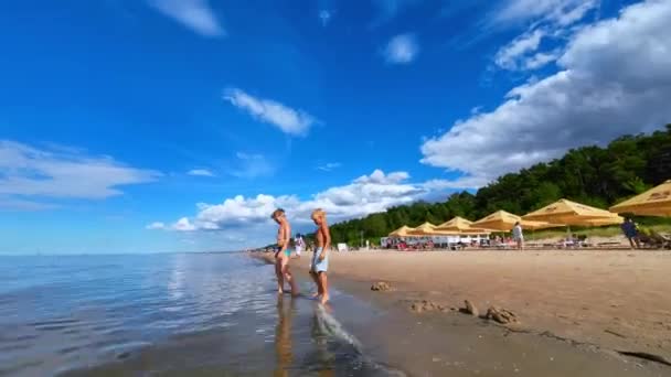 Güzel Beyaz Bir Kumsal Mavi Gökyüzü Yürüyen Insanlarla Dolu Bir — Stok video