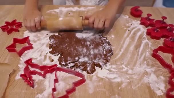 Criança Fazendo Natal Cokies Massa Pão Gengibre Biscoitos Cutters Child — Vídeo de Stock