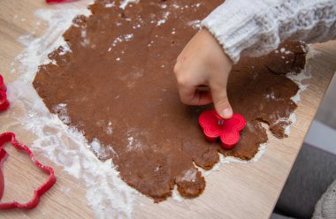 Çocuklar zencefilli kurabiye hamuru ve kurabiye dilimlerinden Noel kartı ve takvim kavramından Noel kurabiyesi yapıyorlar. Yüksek kalite fotoğraf