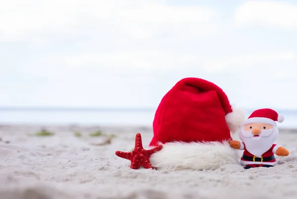 Christmas Background Santa Claus Hat Starfish Santa Toy Sandy Beach — Stock Photo, Image