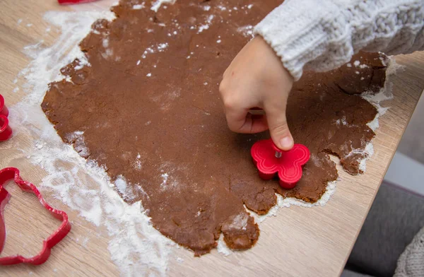 Çocuklar Zencefilli Kurabiye Hamuru Kurabiye Dilimlerinden Noel Kartı Takvim Kavramından — Stok fotoğraf
