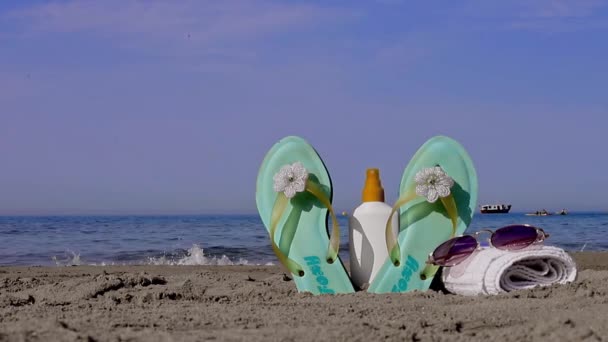 Yaz Arkaplan Kompozisyonu Plaj Terlikleri Mavi Renk Güneş Gözlükleri Plaj — Stok video