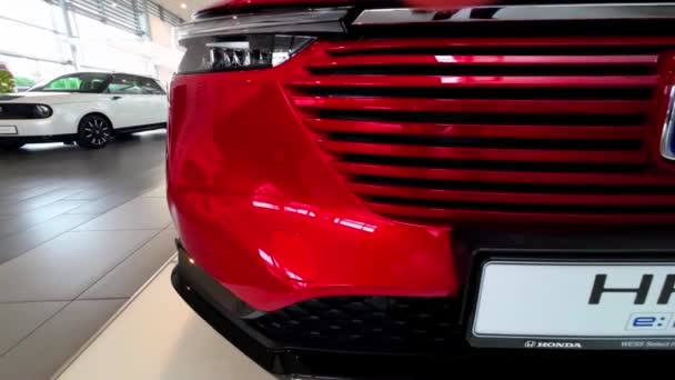 Honda Υβριδικό Κόκκινο Χρώμα Μια Αντιπροσωπεία Αυτοκινήτων Honda Latvija Front — Αρχείο Βίντεο