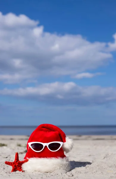 Christmas Background Santa Claus Hat Starfish Sunglasses Sandy Beach Christmas — Stock Photo, Image