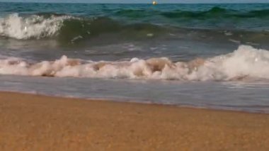 Akdeniz 'in dalgaları kumlu sahile doğru ilerliyor. Yakın çekim. Rahatlama konsepti. Yüksek kaliteli FullHD görüntüler