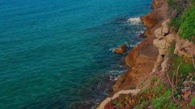 Yaz güneşli bir günde İspanya 'nın La Pineda plajındaki güzel kaya oluşumları. Deniz bayırı. Salou.Yüksek kaliteli FullHD görüntüleri.