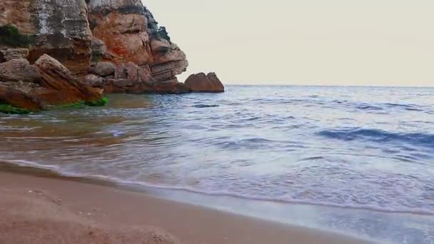 Bela Paisagem Formações Rochosas Praia Pineda Salou Espanha Verão Ensolarado — Vídeo de Stock
