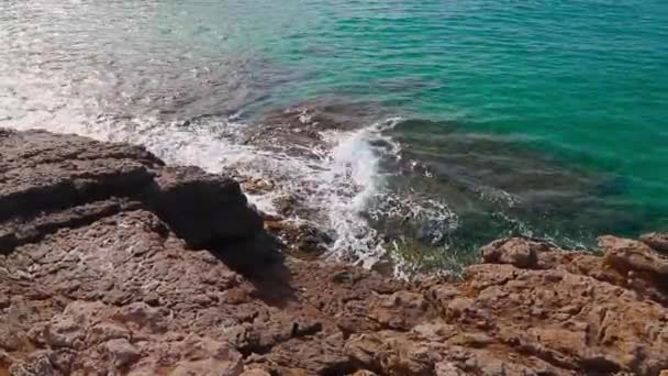 Bela Paisagem Formações Rochosas Praia Pineda Salou Espanha Verão Ensolarado — Vídeo de Stock