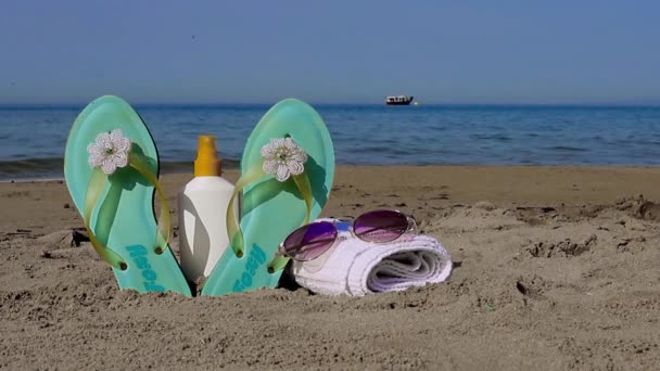 Composição Fundo Verão Chinelos Praia Cor Azul Óculos Sol Toalha — Vídeo de Stock
