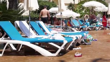 Dorada Sarayı 'ndaki havuzda yürüyen ve güneşlenen insanların fotoğrafları. Yüksek kaliteli FullHD görüntüler