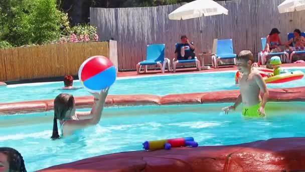 在Dorada宾馆的游泳池里玩球的孩子中枪了高质量的Fullhd镜头 — 图库视频影像