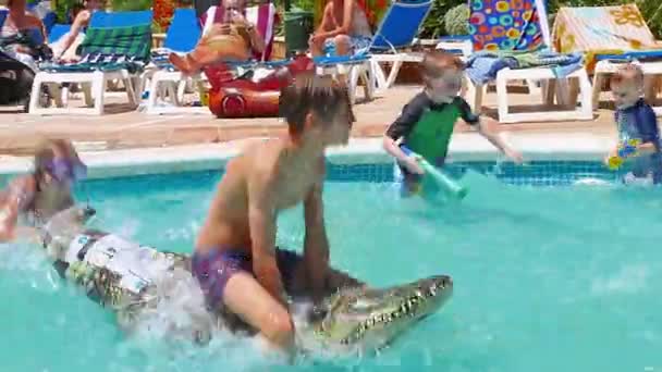 Strzał Dzieci Bawiących Się Nadmuchiwanym Krokodylem Basenie Hotelu Dorada Palace — Wideo stockowe