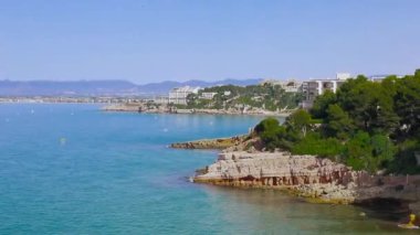 İspanya 'nın La Pineda plajındaki güzel kaya oluşumları yaz güneşli bir günde. Deniz bayırı. Salou. tatil köyü. Hareketsiz.
