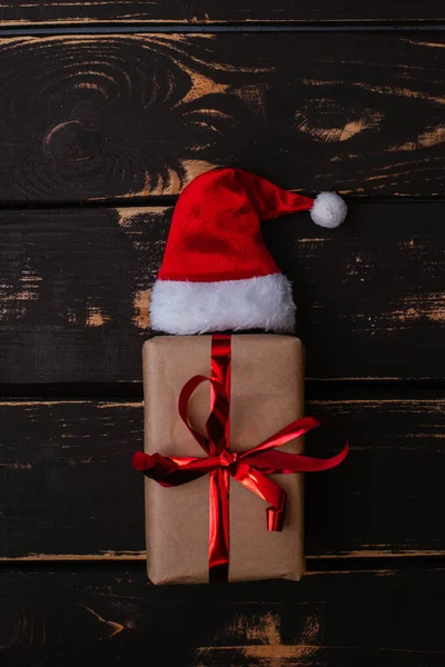 Foto Alto Christmass Flatlay Gift Box Cappello Babbo Natale Sfondo — Foto Stock