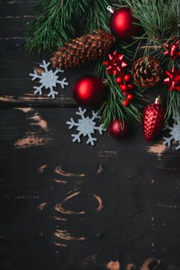 Noel arkaplanı kırmızı Noel ağacı oyuncakları, ahşap zemin üzerinde gümüş kar tanesi ve ladin dalları metin için yeri olan Xmas arkaplanı..