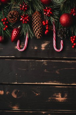 Noel arkaplanı kırmızı Noel ağacı oyuncakları ve ağaç dalları ahşap zemin üzerinde Xmas arkaplanı ve metin için alan..