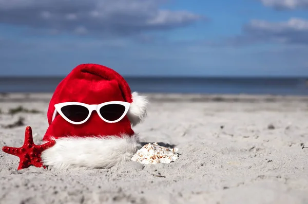 Різдвяний Фон Santa Claus Капелюх Зірки Сонячні Окуляри Піщаному Пляжі — стокове фото