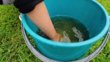 Çocuk avdan sonra balığı elinde tutuyor. Yakala onu. Yaklaş. Yüksek kaliteli FullHD görüntüler