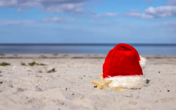 Різдвяний Фон Santa Claus Капелюх Зірка Піщаному Пляжі Різдвяна Картка — стокове фото
