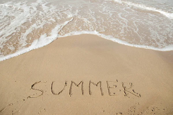 Καλοκαίρι 2023 Γράμματα Στην Παραλία Κύμα Και Καταγάλανη Θάλασσα Γράμματα — Φωτογραφία Αρχείου