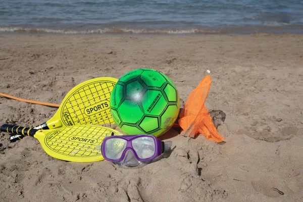 Plaj Tenis Raketi Sarı Renkli Top Yüzme Maskesi Kumsalda Top — Stok fotoğraf