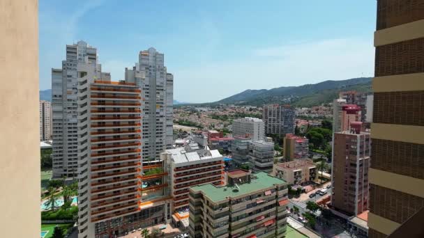 Stadt Benidorm Spanien Luftaufnahme Der Hotels Wolkenkratzer Und Berge Sonniger — Stockvideo
