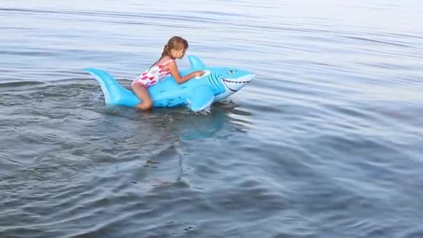 Szczęśliwa Dziewczyna Europejskim Wyglądzie Wieku Lat Bawić Się Pływanie Nadmuchiwanym — Wideo stockowe
