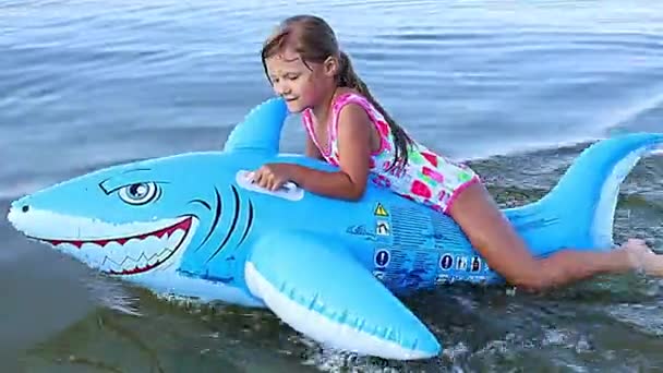 Счастливая Девочка Европейской Внешности Лет Весело Плавает Надувной Игрушке Большой — стоковое видео